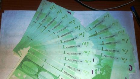 2000 фалшиви евро задържаха митничари