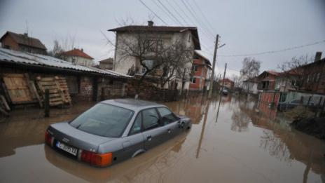 Пожарникари помагат на бедстващите райони