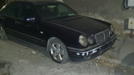 Изоставена кола във Варна, без номера, но с бележка: Не ме пипай, имам преглед!