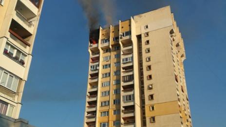 Трима души пострадаха при голям пожар в блок в София