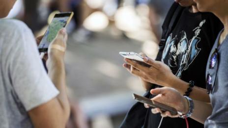 Деца излязоха на протест срещу зависимостта на родителите си от смартфони