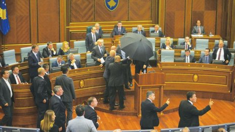 Брашно и яйца по албанския премиер в парламента