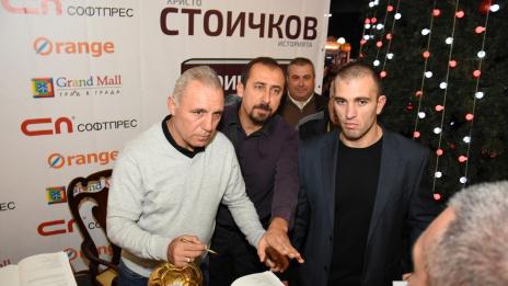 Хиляди варненци извиха опашка за автограф от Христо Стоичков (СНИМКИ)
