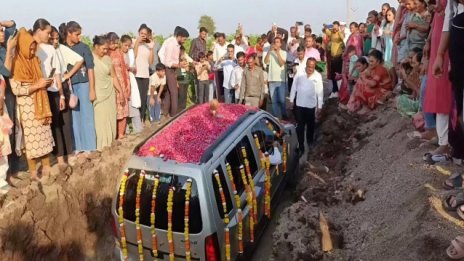 1500 души дойдоха на погребение.... на 12-годишен миниван