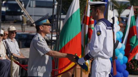 Началникът на отбраната иска ДМС-та за военните