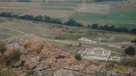 Археолози откриха фрагменти от бронзова статуя