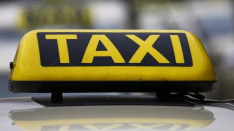 Двама пребиха таксиджия, изпочупиха му и таксито