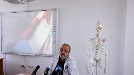 Поставиха изкуствена раменна става на болен с артроза с уникална демонстрация