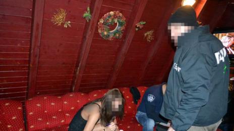 Двама спипани за трафик на жени