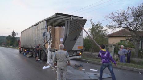 Тир се блъсна в автобус край Монтана