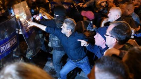 Яйца и бомбички срещу офиса на македонския президент