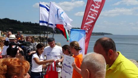 Холандци от побратимения град Дордрехт плуваха благотворително в два маратона