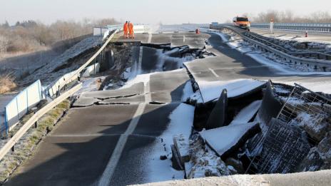 На германска магистрала се появи дупка, дълга 95 метра  