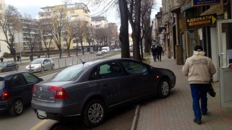Поредният нагъл шофьор "окупира" тротоара по бул. Владислав