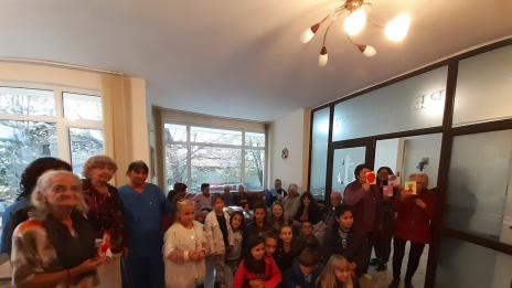 Ученици от Варна зарадваха възрастни хора с ръчно изработени картички  