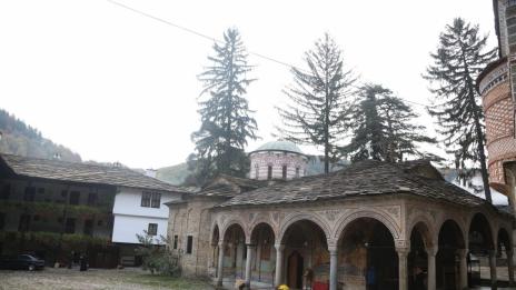 Молебен за дъжд в Троянския манастир