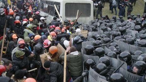 Стотици влязоха в сблъсък  с полицията при протести в Киев
