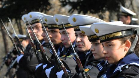 Военният флот привлича жени от търговското корабоплаване