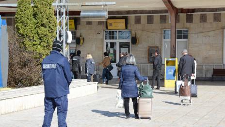 Извършват проверки на пътниците на жп гарата и автогарата във Варна (СНИМКИ)