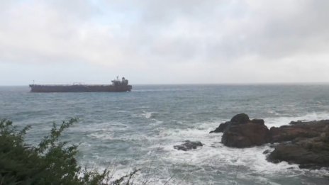 МОСВ започна спешен мониторинг на морските води заради блокирания танкер