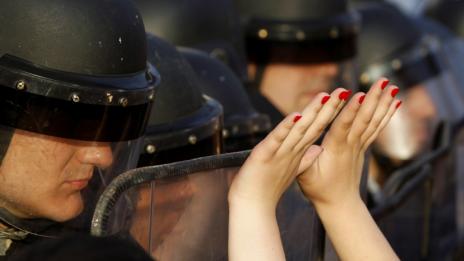 Хелзинкският комитет по човешките права осъди действията на полицията при потушаване на вчерашния протест в Скопие