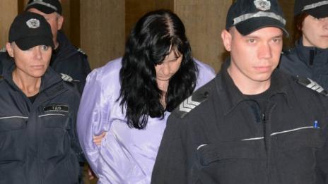 Адвокатът на акушерката: Удряла бебето, за да се успокои