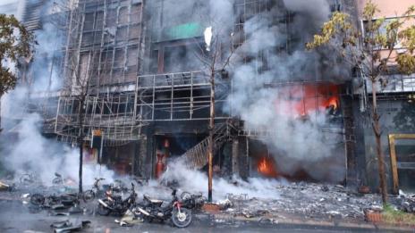13 души загинаха при пожар в караоке бар в Ханой