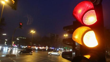 Фолксваген мина на червено и прати жена в болница