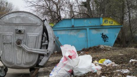В “Приморски” някои чистят, други цапат