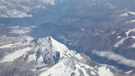 Самолет с петима души се разби във френските Алпи