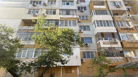 Стъклена бутилка падна на метри от играещи деца на площадка във Варна (СНИМКИ)