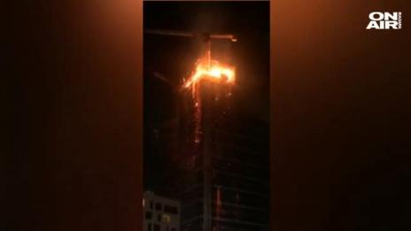 Пожар изпепели новостроящ се небостъргач