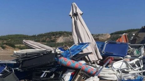 С багер махнаха 100 чадъра и шезлонги, &bdquo;окупирали&ldquo; плаж в Халкидики