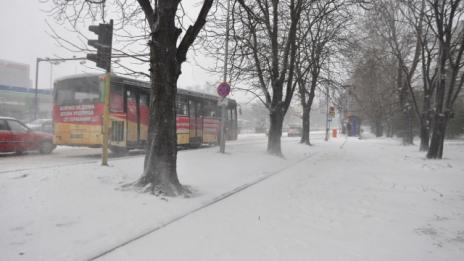 Заради зимната обстановка градският транспорт се движи със закъснение