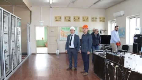 Енергийният министър инспектира реконструкцията на подстанция в Девня