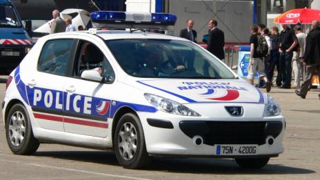 Кола се вряза последователно в две автобусни спирки, има жертва
