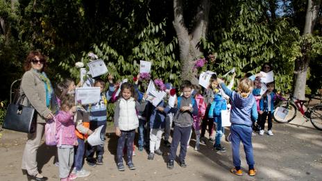 Варненски деца поднесоха цветя на Будителите в аванс