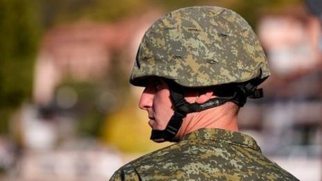 Силите на НАТО охраняват моста в Косовска Митровица  