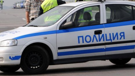 Жена се разходи с джипа си в училищен двор