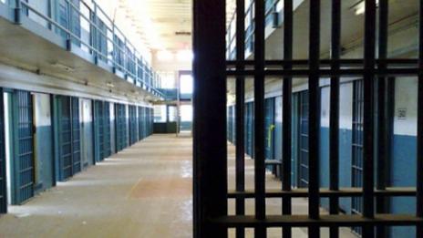 Затворници при строг режим в САЩ нападнаха и раниха надзиратели