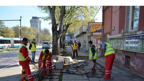 Ремонтират тротоара на бул. „Мария Луиза“
