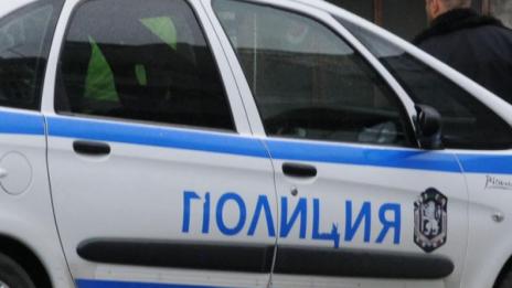Изперкал шофьор блъсна две патрулки и рани ченге