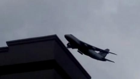 Самолет прелетя на метри от сграда