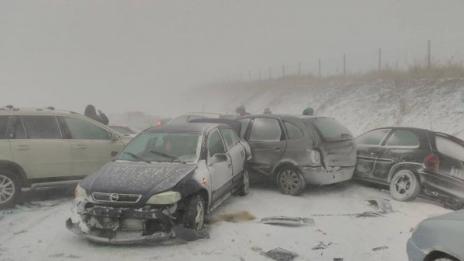 Пътната обстановка се усложни на много места в страната