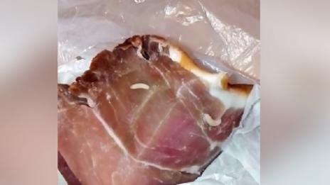 Неочакван бонус: Бели червеи изпълзяха от парче свинско (СНИМКИ)