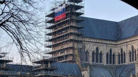 Руското знаме се развя на катедрала в Солсбъри