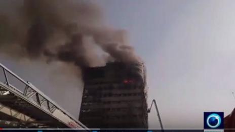 17-етажна сграда в Техеран рухна, след като в нея избухна пожар (Видео)