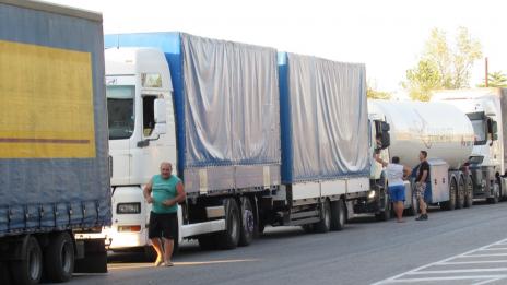 6-километрова колона от ТИР-ове и автомобили на Дунав мост 2