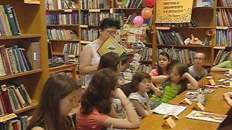 Деца във Варна заменят компютъра с книга