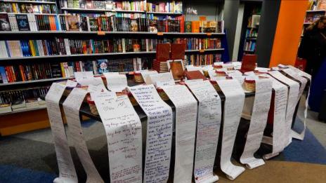Стотици се включиха в написването на рекордно дългото 237-метрово любовно писмо